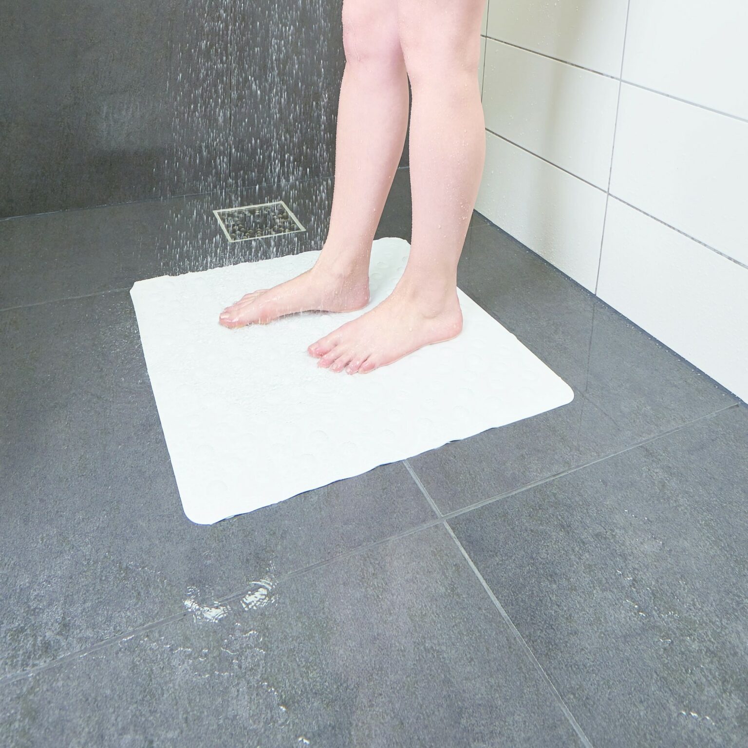 Veilig Douchen: Met Deze Antislip Tegels Voor De Badkamer